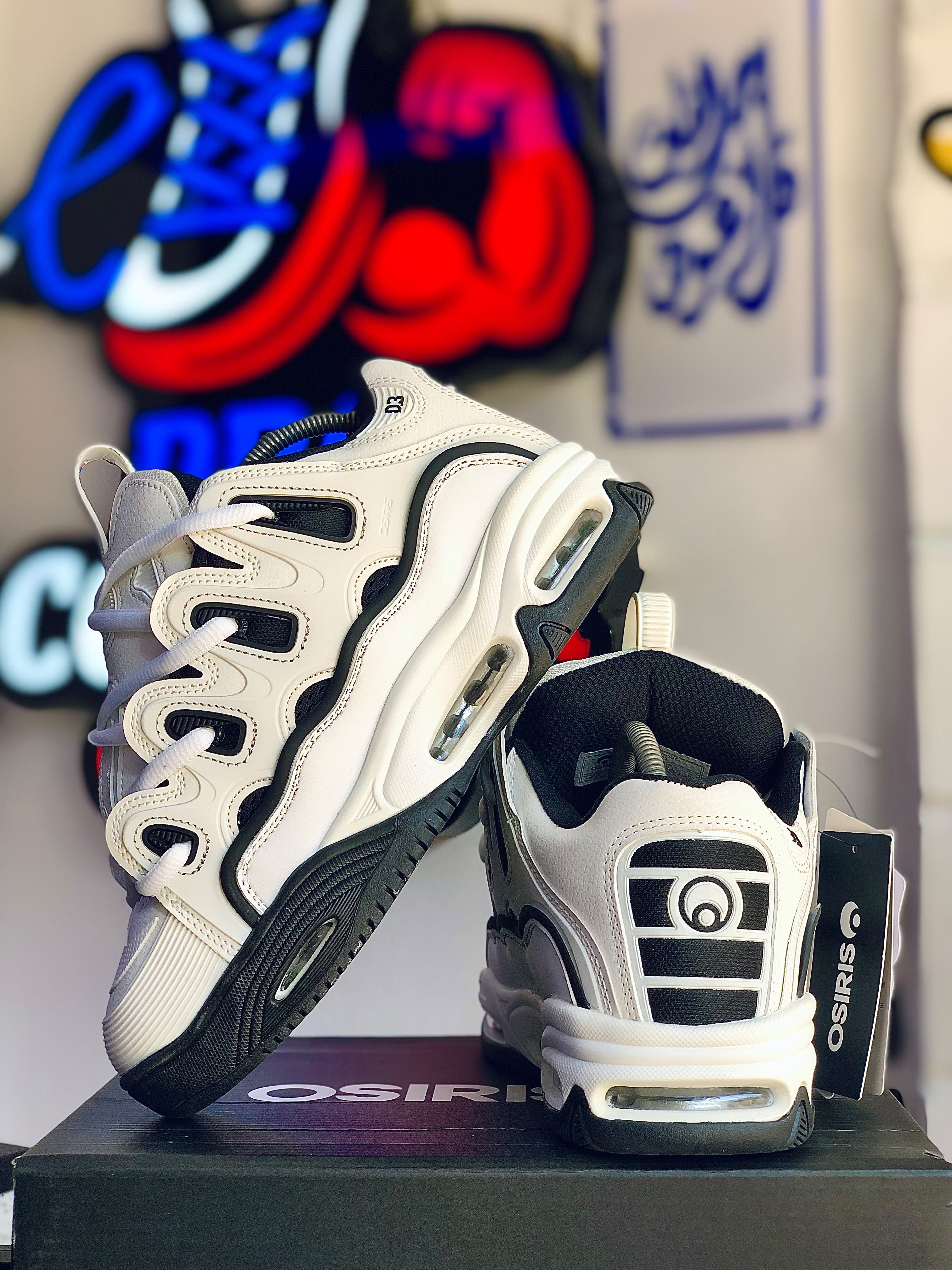 D3 2001 White & Black