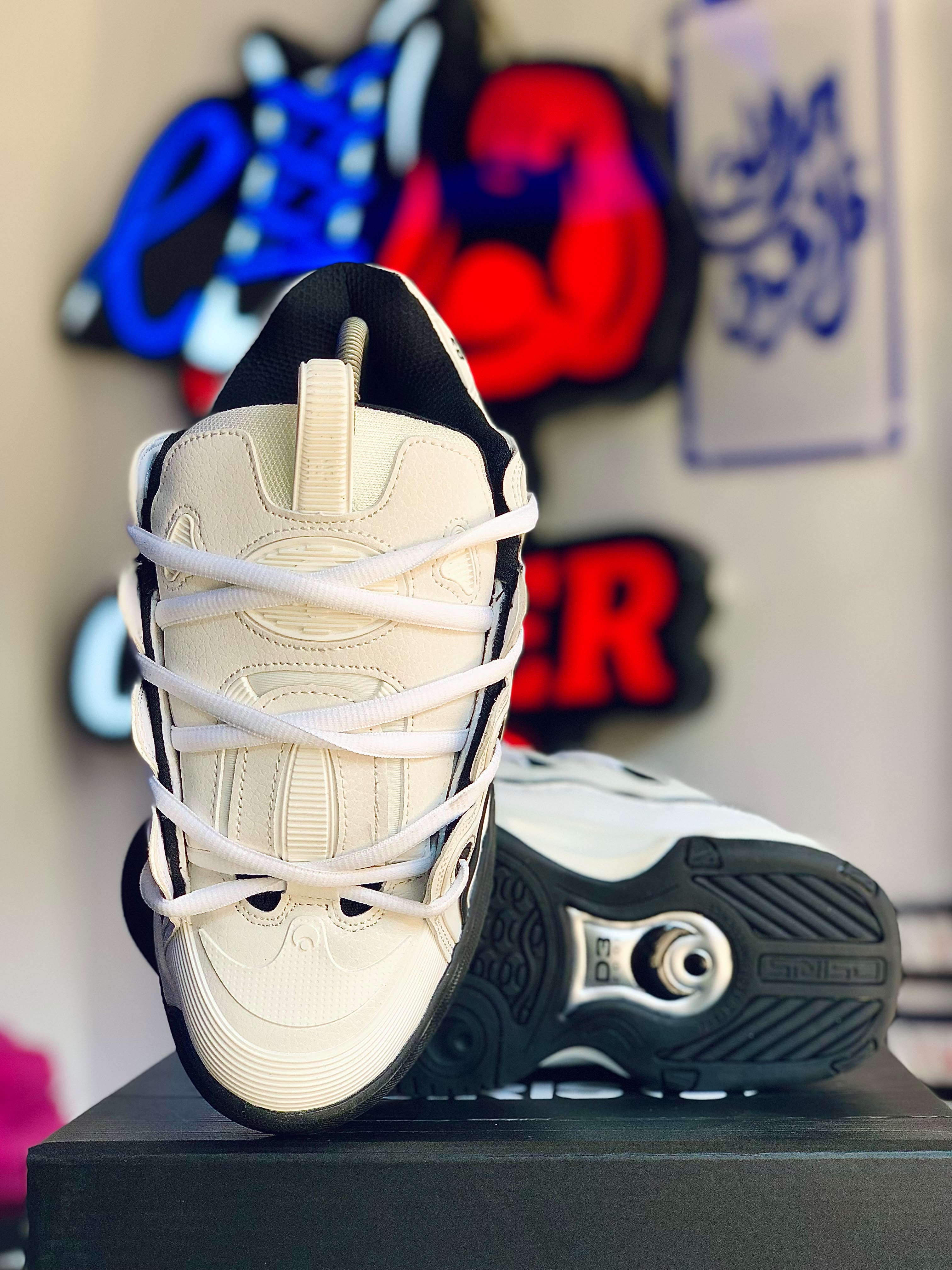 D3 2001 White & Black