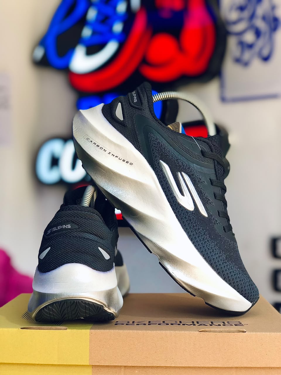 skecher aero burst shoe black/white