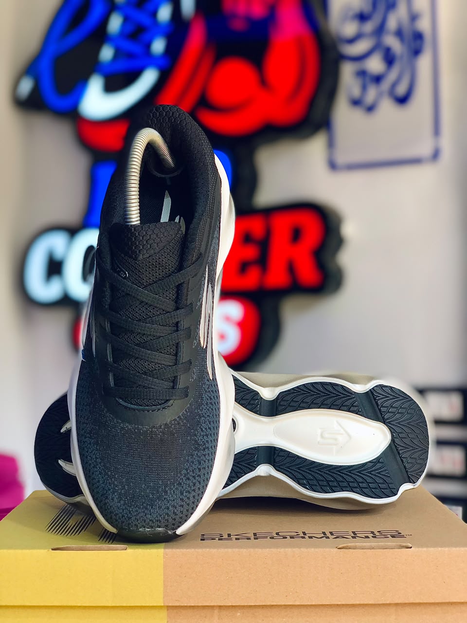 skecher aero burst shoe black/white