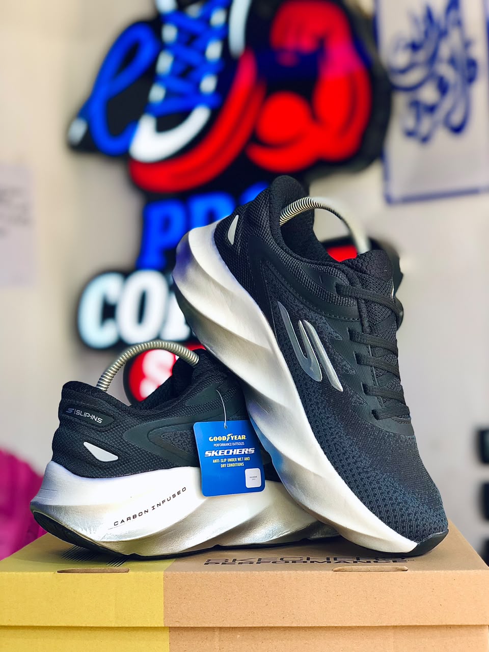 skecher aero burst shoe black/white