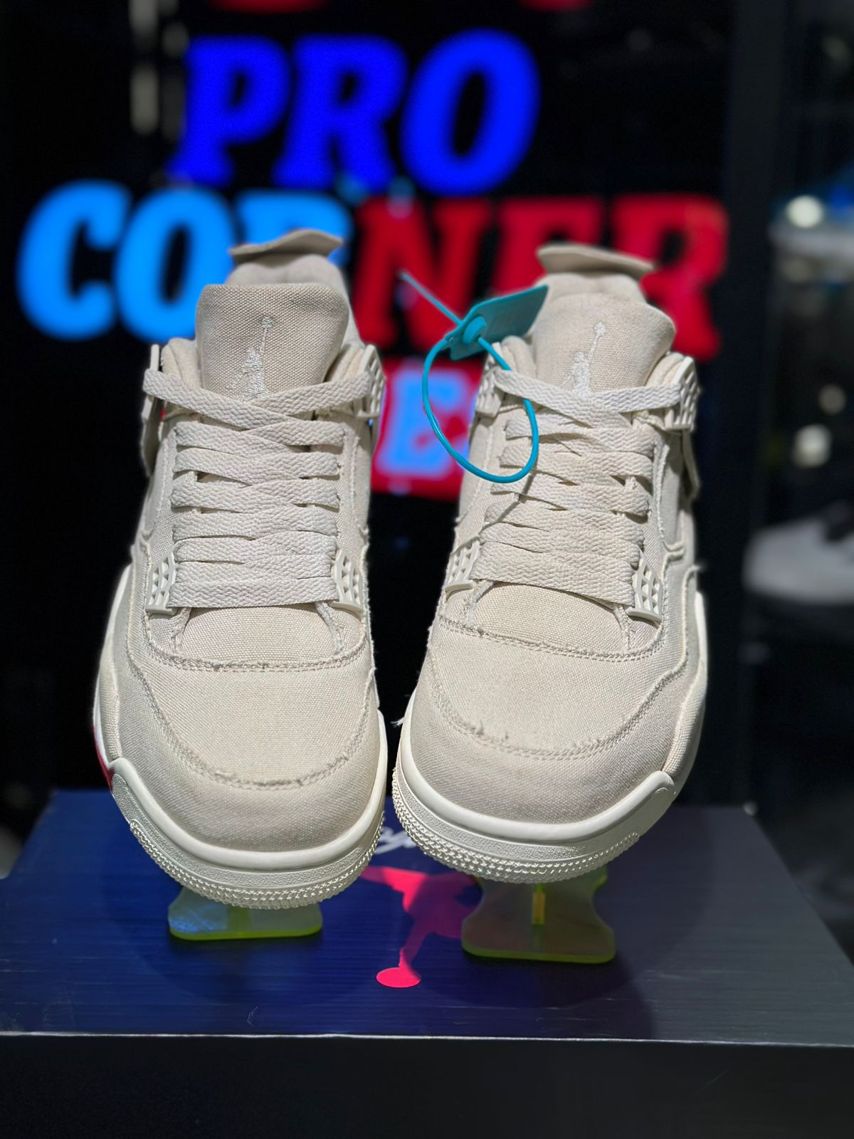 700 Off White