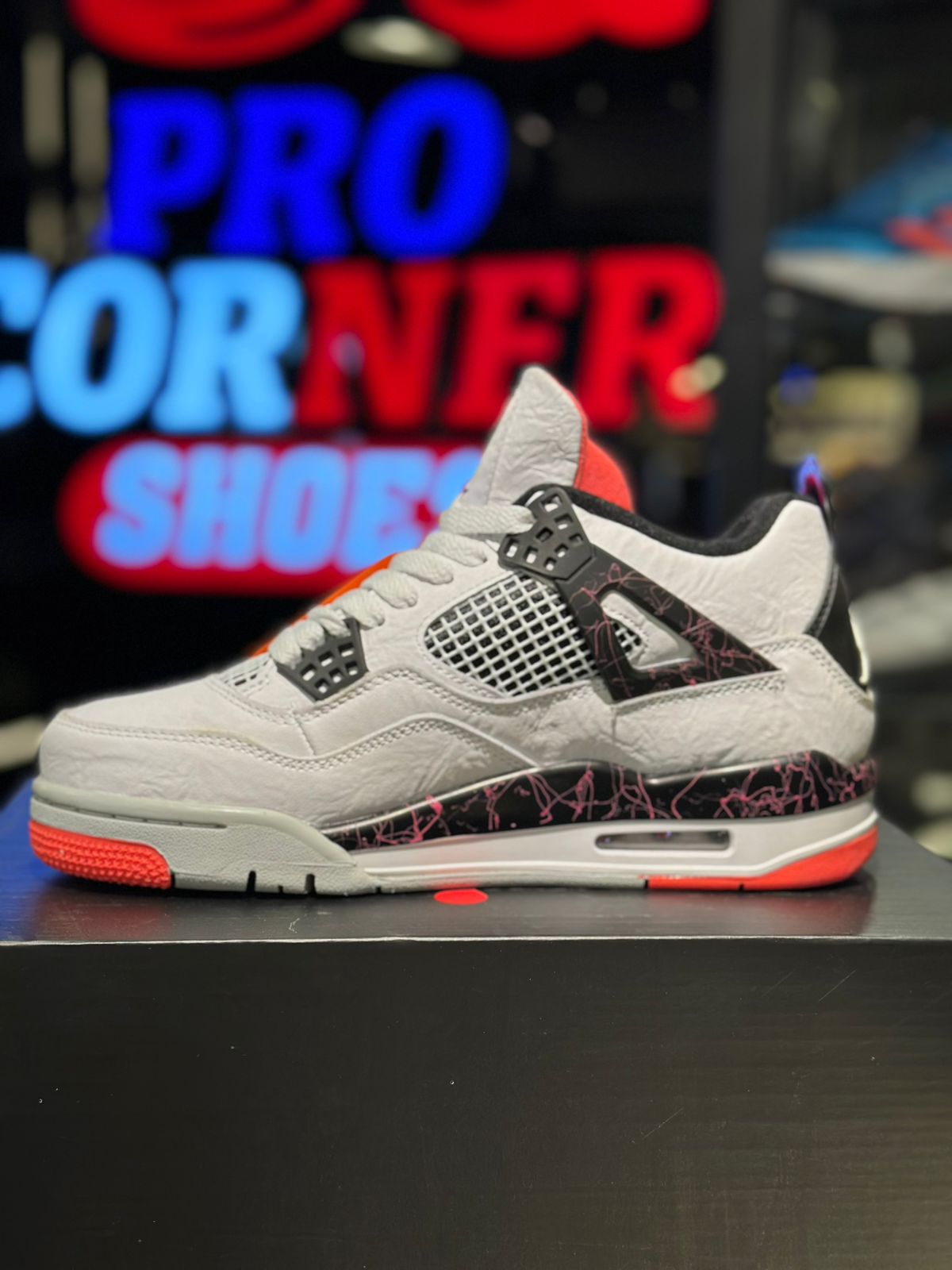 700 White Black Red