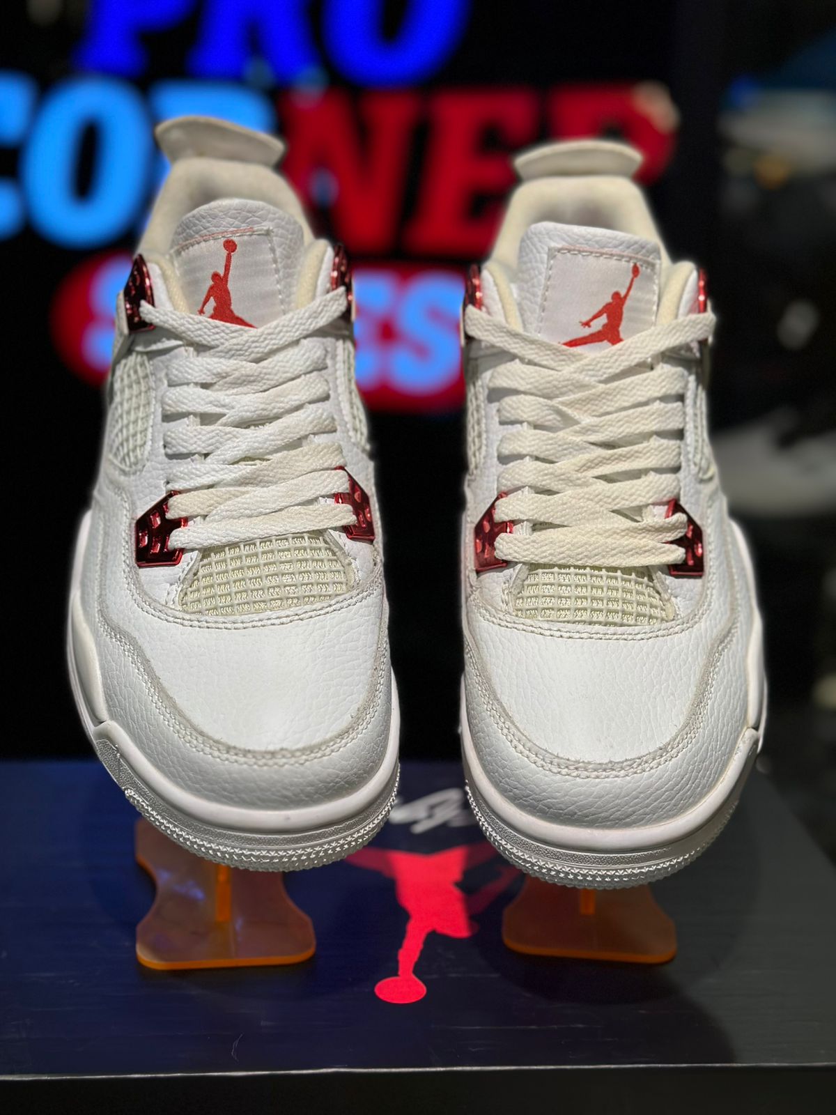 700 White Red