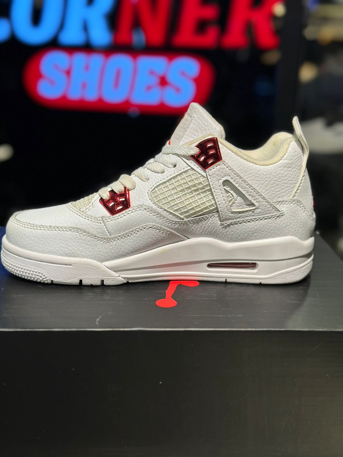 700 White Red