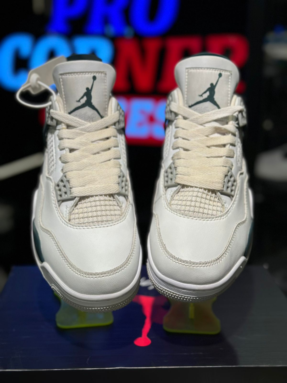 White Ovile Green