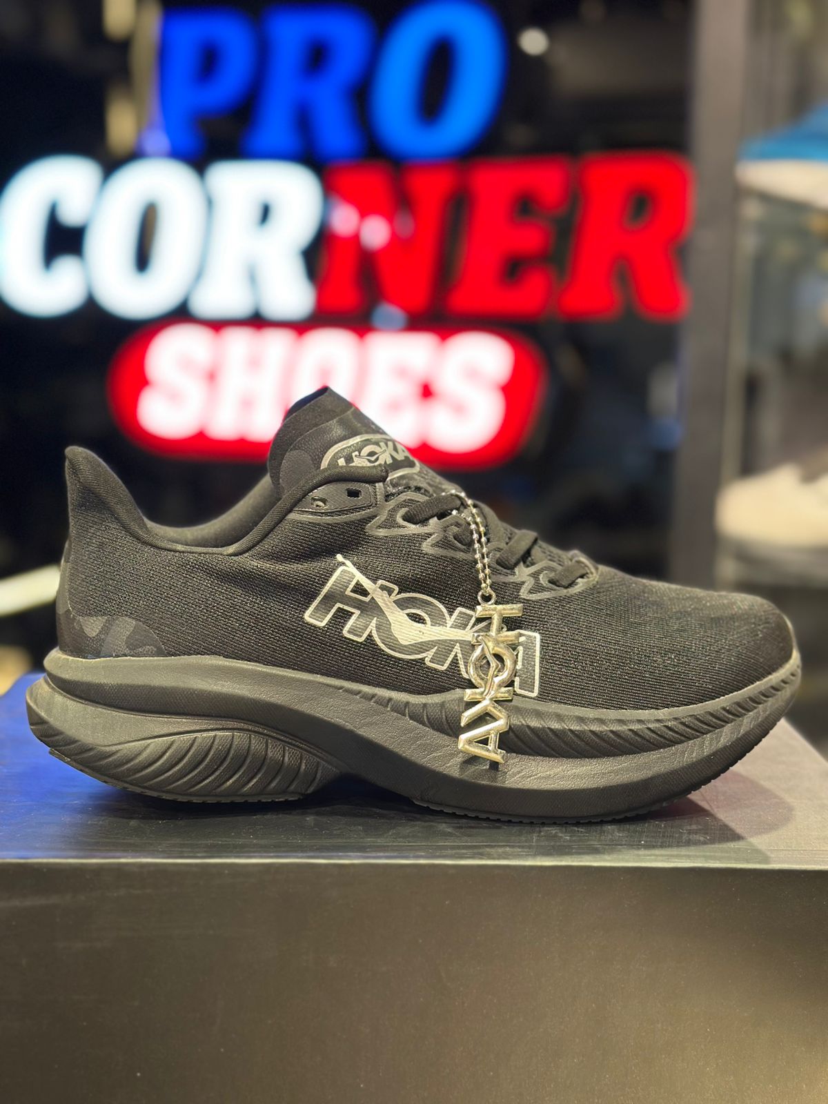 all black hoka mach6