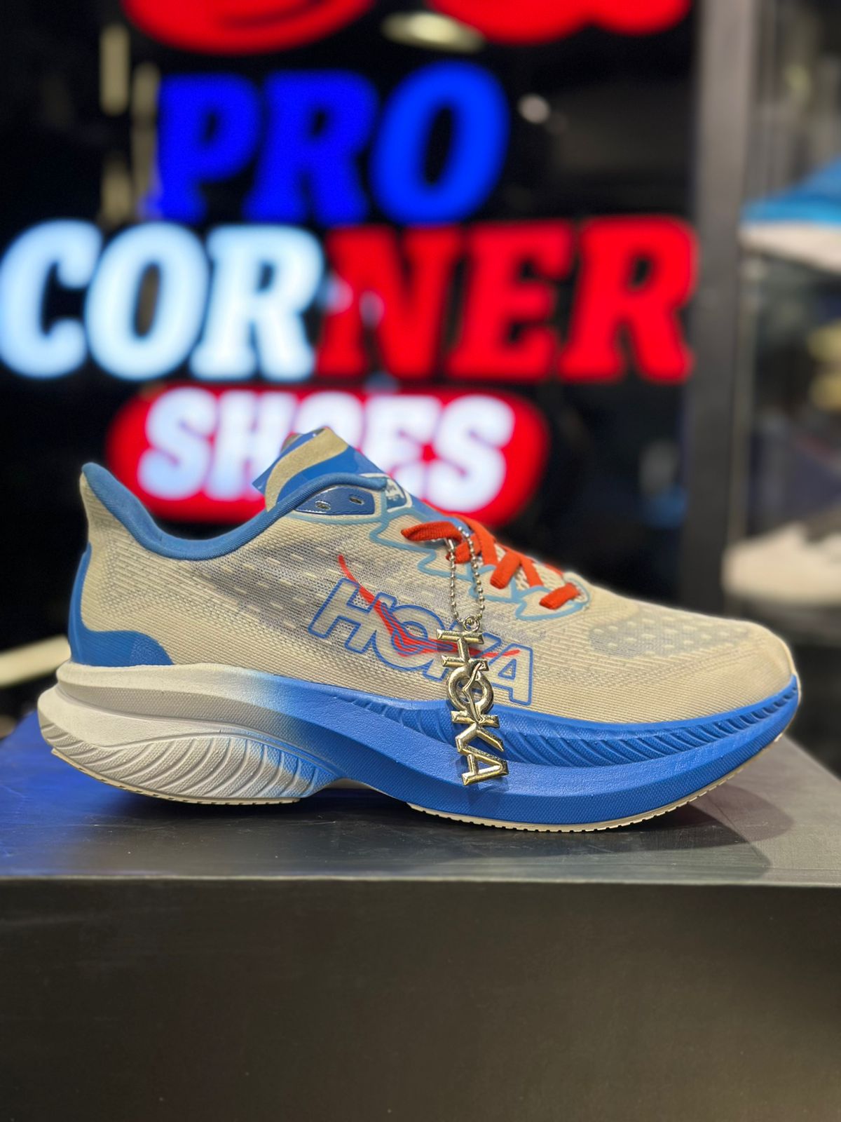 white blue hoka mach6
